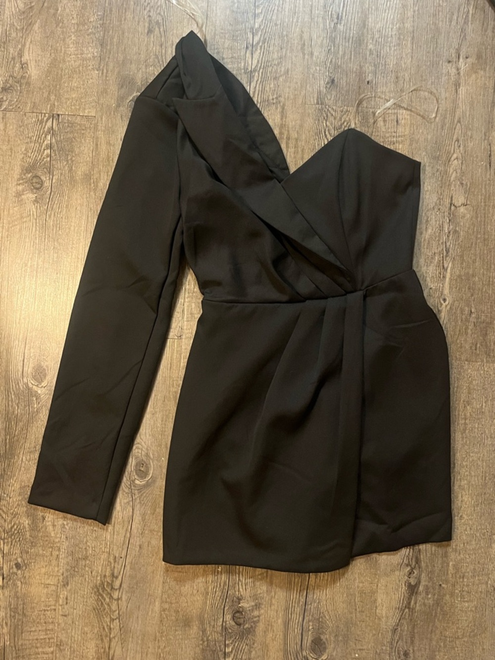 vestique Black One-Shoulder Long Sleeve Romper